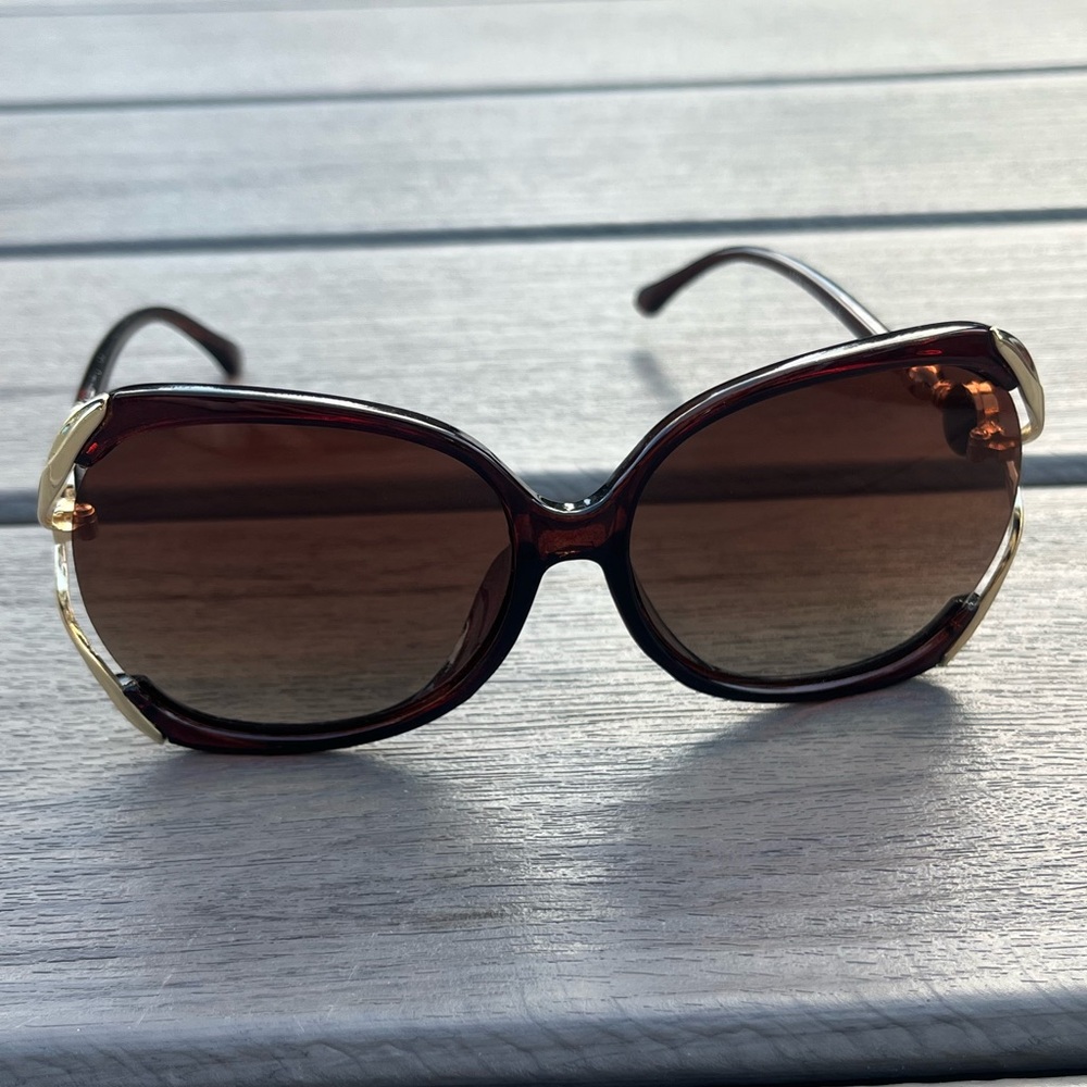 Vintage; Brown; Oversized/Chunky; Women’s Sunglasses; Black&Gold Tone Hardware